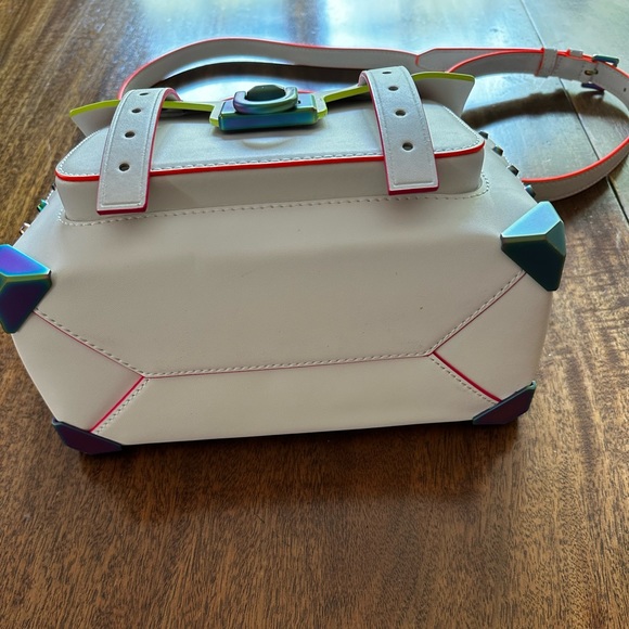 Michael Kors Manhattan Crossbody Bag Optic White with Oil Slick hardware finish. - Picture 10 of 16